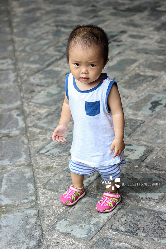 人像旅游 一岁小男孩在成都大邑安仁古镇刘氏庄园玩耍图片素材