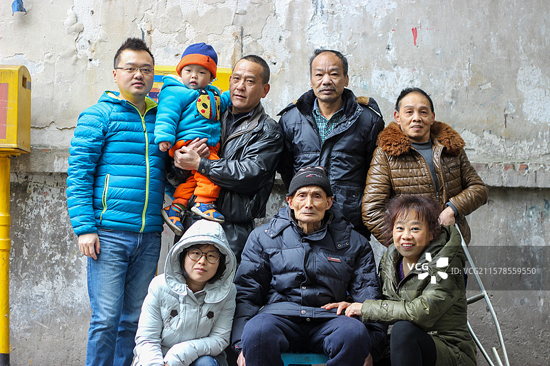 两岁小男孩的家人全家福合影图片素材