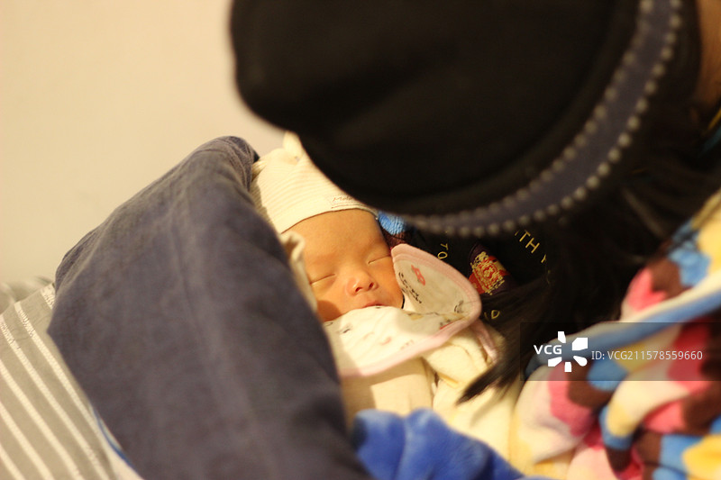 刚出生十六天在襁褓中的小婴儿图片素材