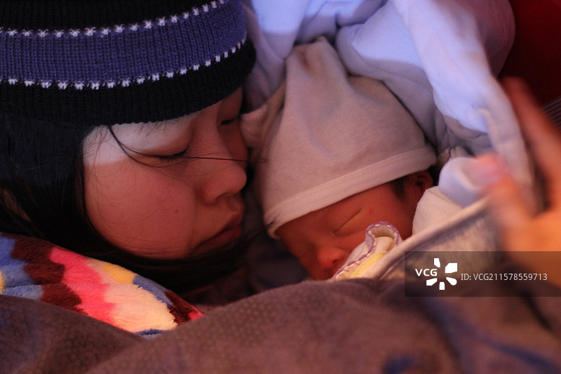 在母亲怀抱里刚出生六天的襁褓小婴儿图片素材