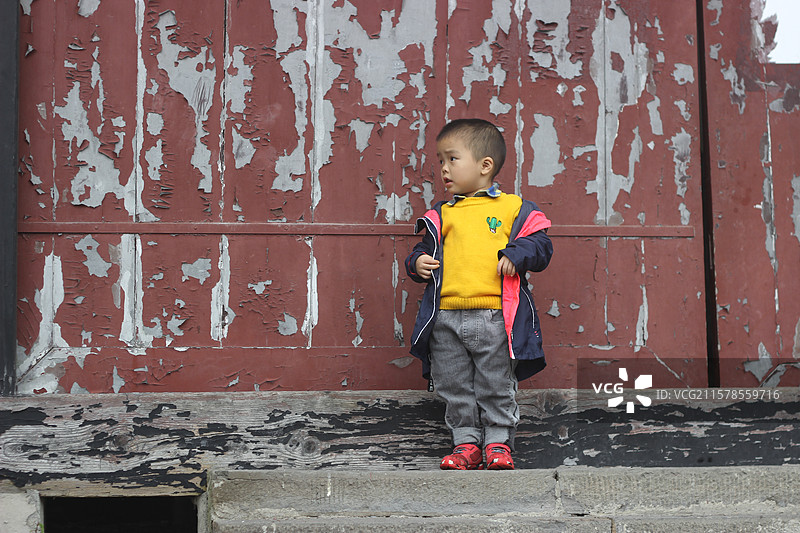 四岁小男孩在都江堰灵岩寺木构古建筑前张望图片素材