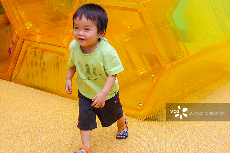 三岁小男孩在四川科技馆内玩耍体验图片素材