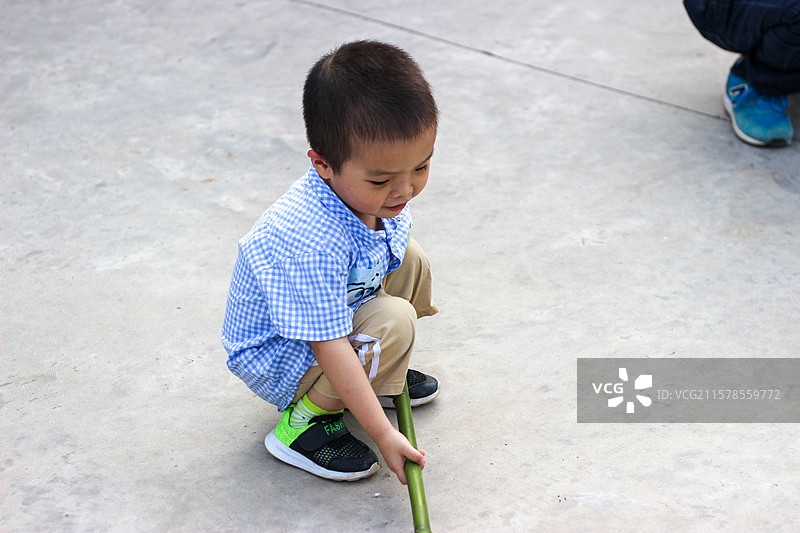 四岁小男孩在南充升钟湖风景区农家玩耍竹竿图片素材