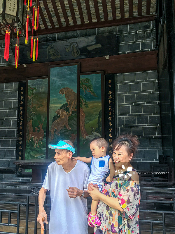 人像旅游 一岁半的小男孩和曾祖父，祖母在成都大邑安仁古镇刘氏庄园游玩图片素材