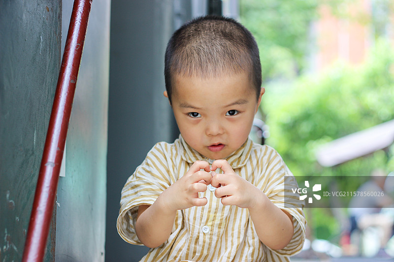 四岁小男孩在成都工业遗产旅游基地东郊记忆里探索游玩图片素材
