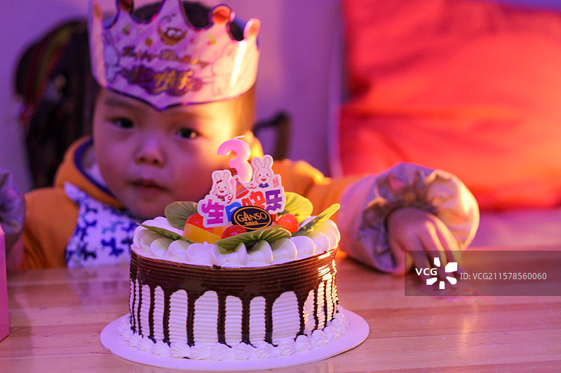 三岁小男孩和他的生日蛋糕图片素材