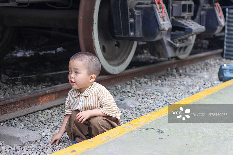 四岁小男孩在成都工业遗产旅游基地东郊记忆的火车里探索图片素材