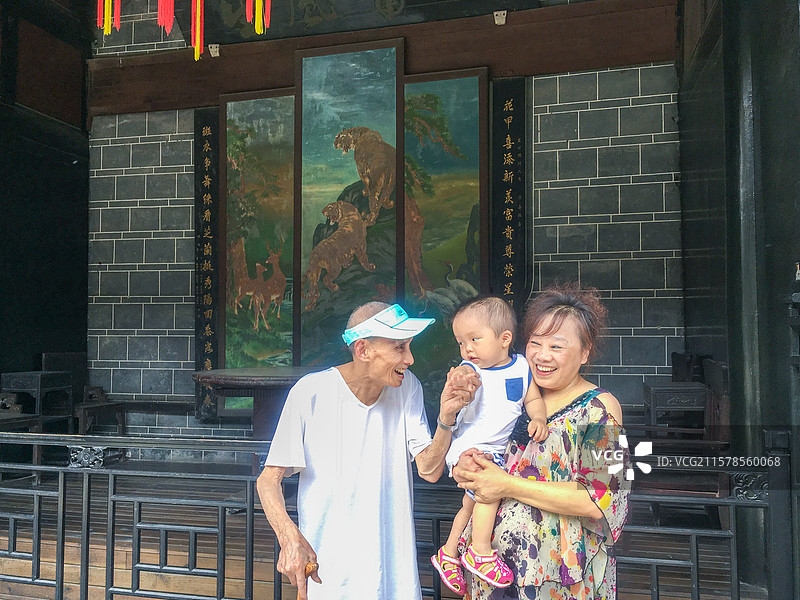人像旅游 一岁半的小男孩和曾祖父，祖母在成都大邑安仁古镇刘氏庄园游玩图片素材