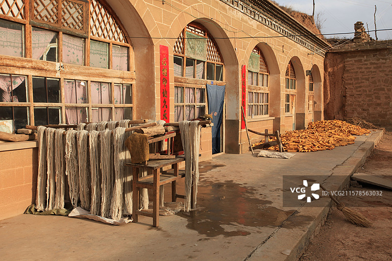 晒着粉条的窑洞院落图片素材