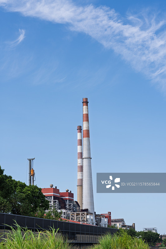 蓝天白云下的烟囱图片素材