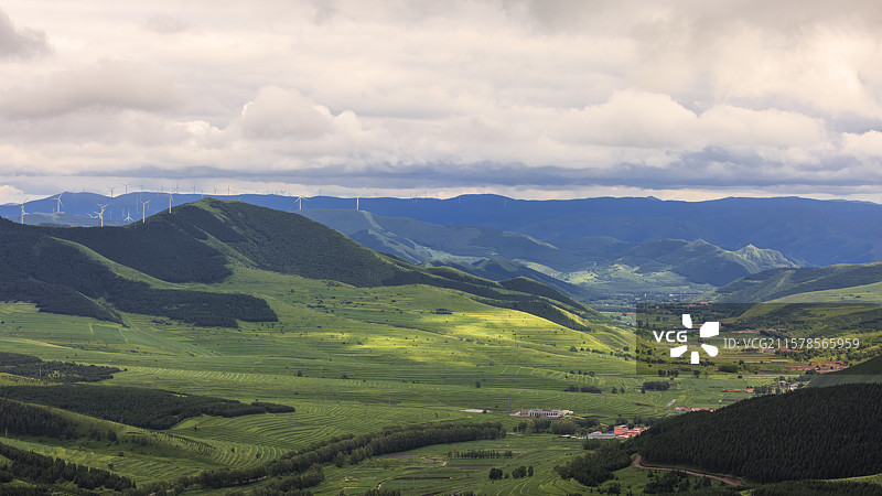河北张家口：小暑时节桦皮岭草原天路雨后绿野仙踪天然图画图片素材