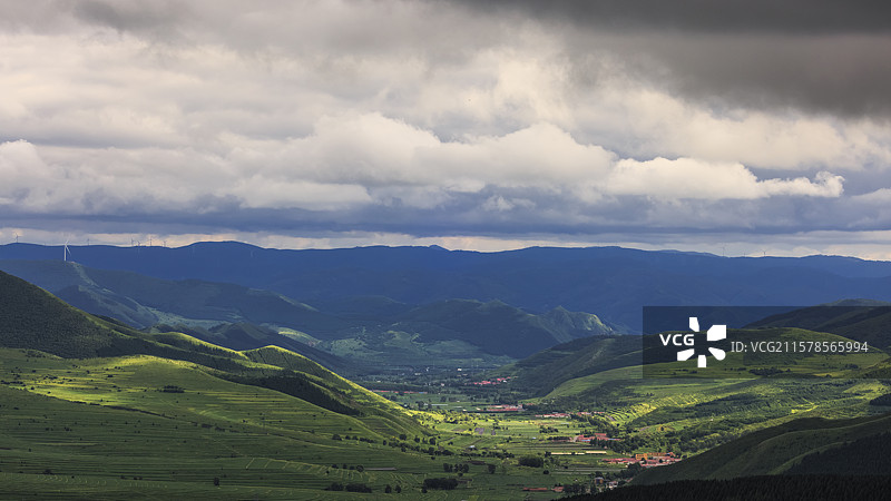 河北张家口：小暑时节桦皮岭草原天路雨后绿野仙踪天然图画图片素材