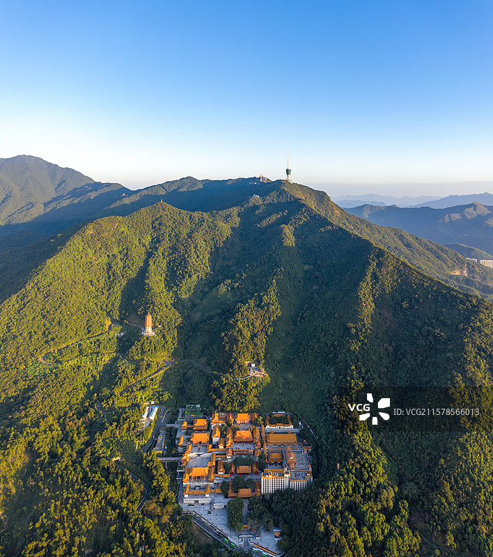 航拍深圳梧桐山群峰、电视塔与弘法寺风光图片素材