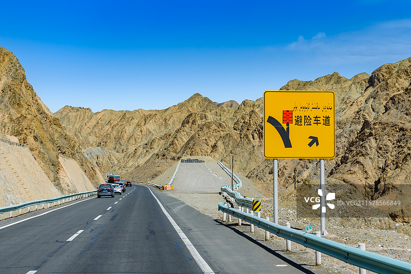 新疆土和高速魔鬼路段---甘沟段图片素材