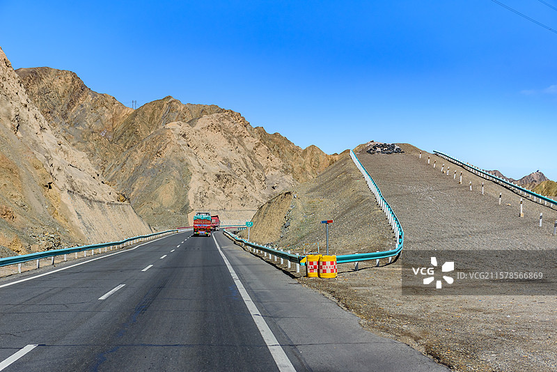 新疆土和高速魔鬼路段---甘沟段图片素材