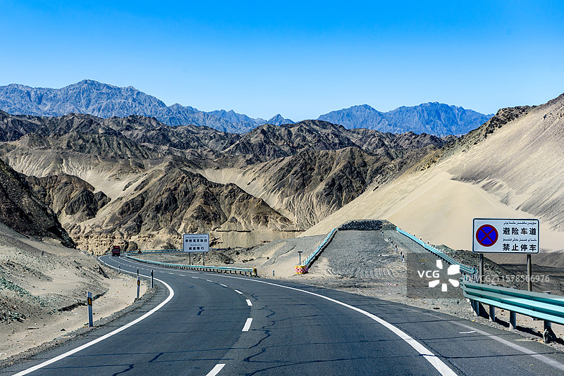新疆土和高速魔鬼路段---甘沟段图片素材