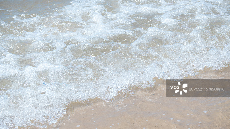 海浪拍打沙滩的特写图片素材