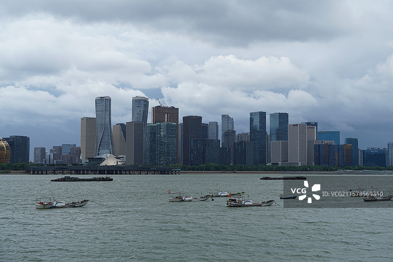 台风天气下的杭州钱塘江两岸城市风景图片素材