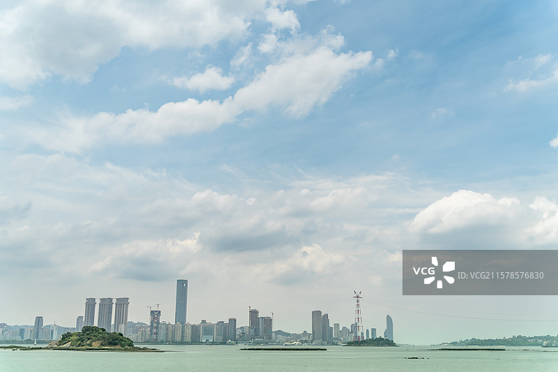 海天一色的城市景色图片素材