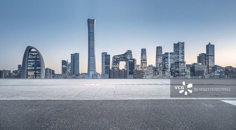 城市天际线和无人的砖地，北京国贸建筑群，广场，智慧城市，科技城市，城市地标建筑，北京地标建筑，建筑背图片素材