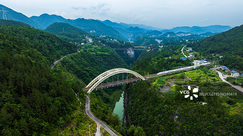 宜万铁路野三河大桥位于建始县高坪镇与巴东大支坪隧道交界处，属第一座不对称坡拱铁路大桥，造型美丽壮观。图片素材