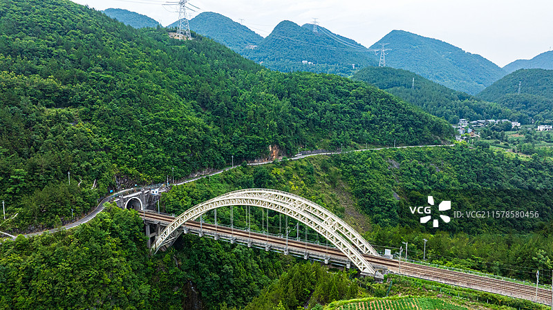 宜万铁路野三河大桥位于建始县高坪镇与巴东大支坪隧道交界处，属第一座不对称坡拱铁路大桥，造型美丽壮观。图片素材