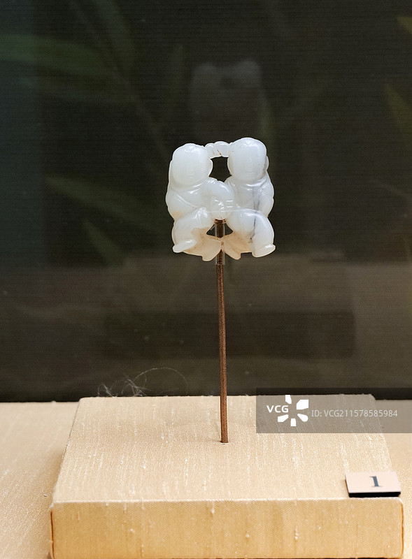 嬉戏双童 宋代 中国国家博物馆“中国古代玉器展”图片素材