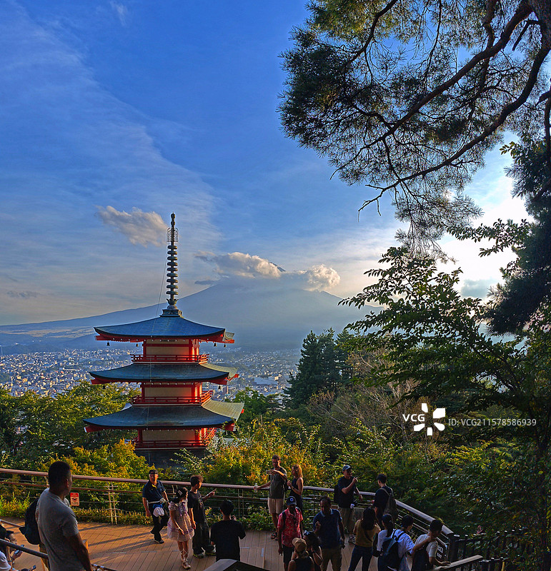 富士浅间神社是日本古老神社，主祀木花开耶姬命，坐落于富士山周边，建筑古朴，朱红鸟居醒目，与富士山美景图片素材
