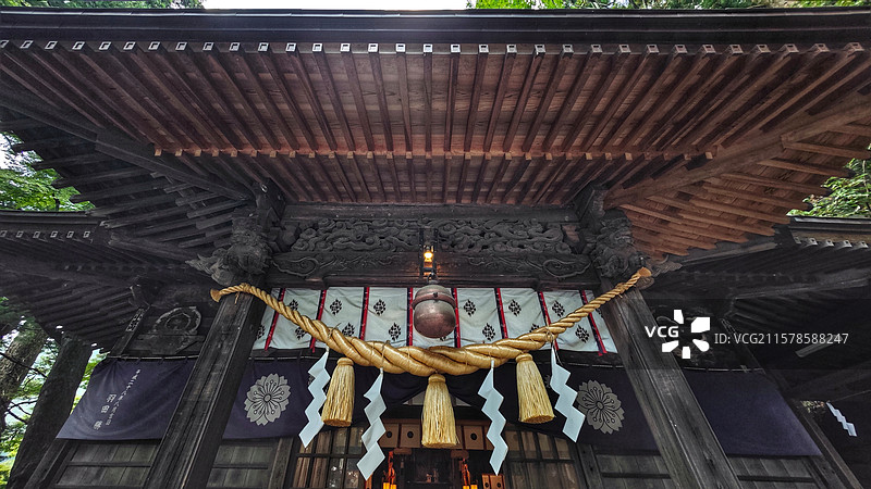 富士浅间神社是日本古老神社，主祀木花开耶姬命，坐落于富士山周边，建筑古朴，朱红鸟居醒目，与富士山美景图片素材