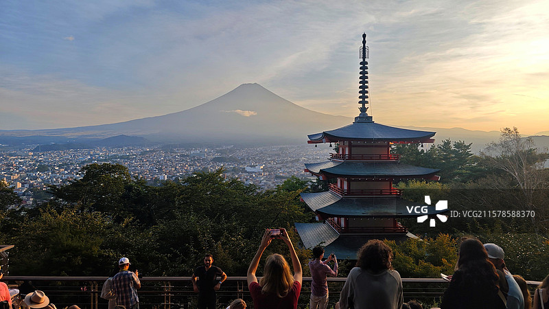 富士浅间神社是日本古老神社，主祀木花开耶姬命，坐落于富士山周边，建筑古朴，朱红鸟居醒目，与富士山美景图片素材