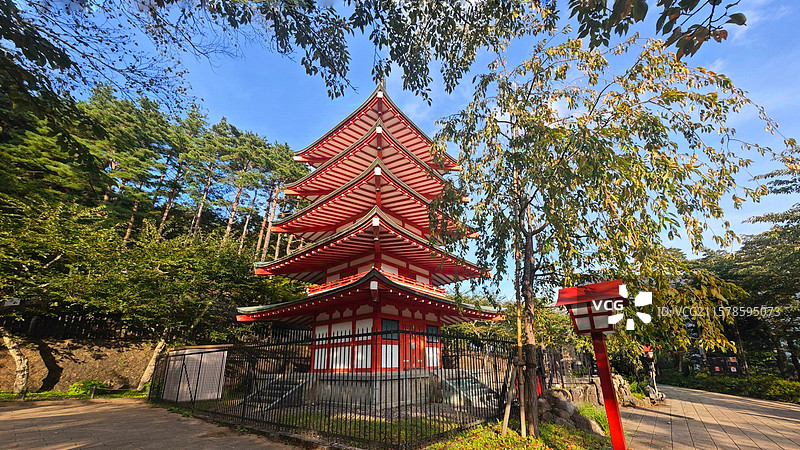 富士浅间神社是日本古老神社，主祀木花开耶姬命，坐落于富士山周边，建筑古朴，朱红鸟居醒目，与富士山美景图片素材