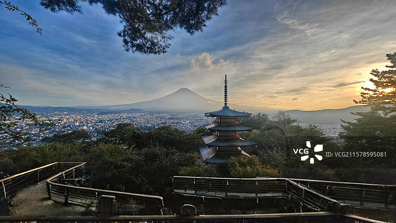 富士浅间神社是日本古老神社，主祀木花开耶姬命，坐落于富士山周边，建筑古朴，朱红鸟居醒目，与富士山美景图片素材