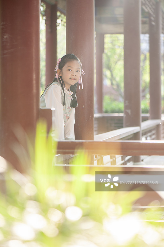 穿着汉服的小女孩图片素材