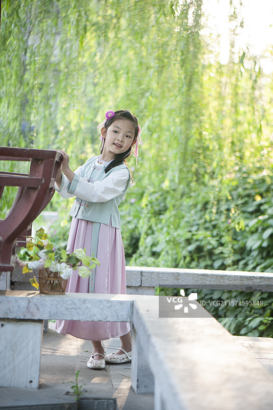 穿着汉服的小女孩图片素材