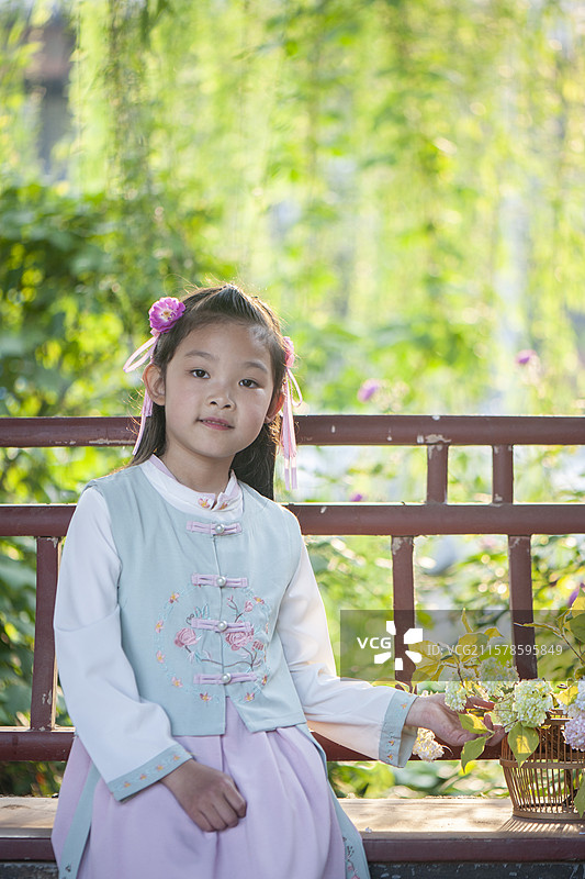 穿着汉服的小女孩图片素材