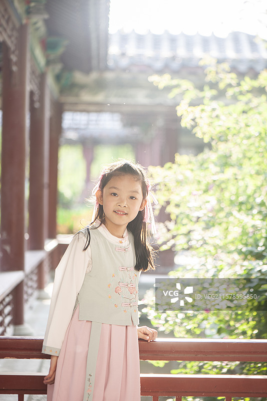 穿着汉服的小女孩图片素材