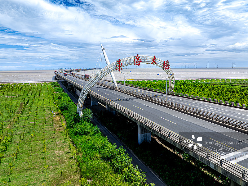 东海大桥 集装箱卡车来往上海港洋山深水港与临港产业区的跨海大桥 世界经济动脉 S2沪芦高速公路图片素材