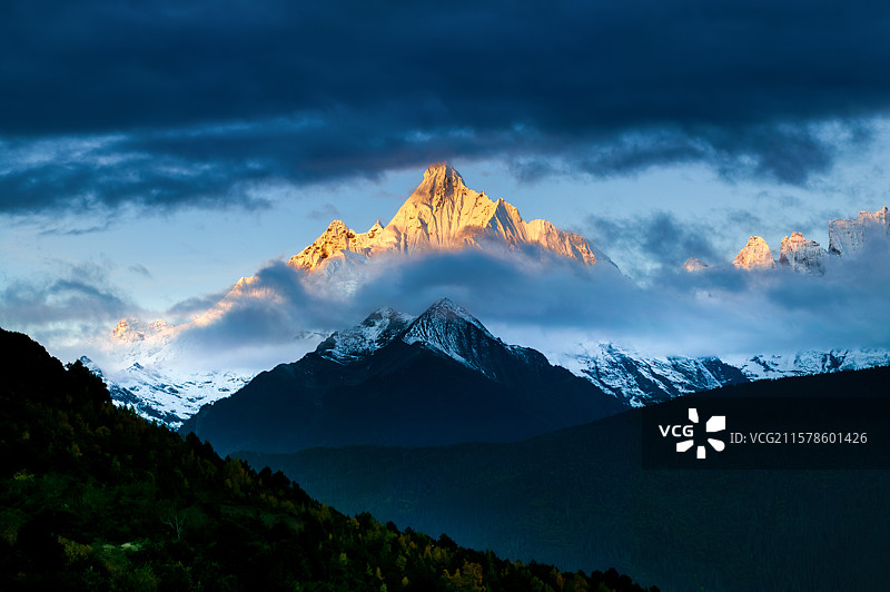 云南省迪庆藏族自治州梅里雪山图片素材