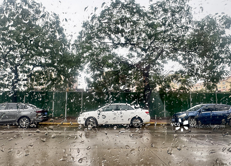 下雨天的街道 雨滴落在车玻璃上图片素材