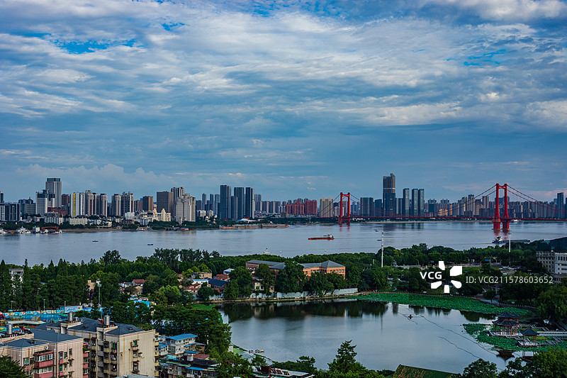 龟山山脊观汉阳莲花湖公园与鹦鹉洲长江大桥图片素材