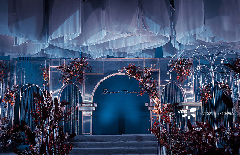 中国中国婚礼现场大厅舞台拍摄主题，现代婚礼布置的T台现场，灯光舞美华丽的视觉效果，室内人图像摄影图片素材