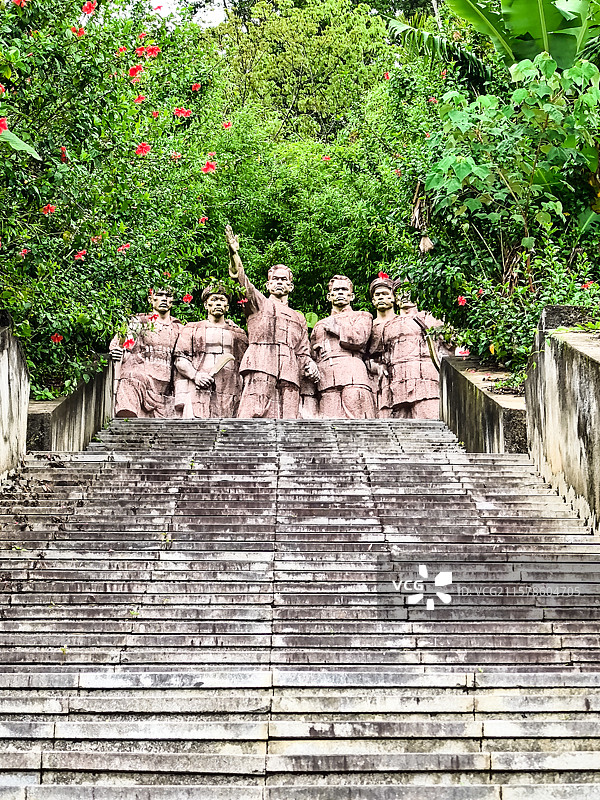琼中什寒村什乒会议遗址和雕塑图片素材