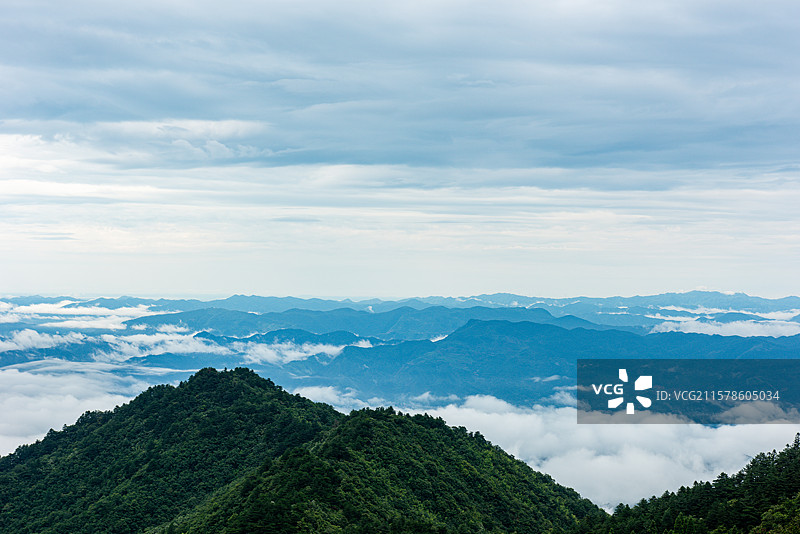 航拍视角拍摄湖北咸宁通县九宫山图片素材