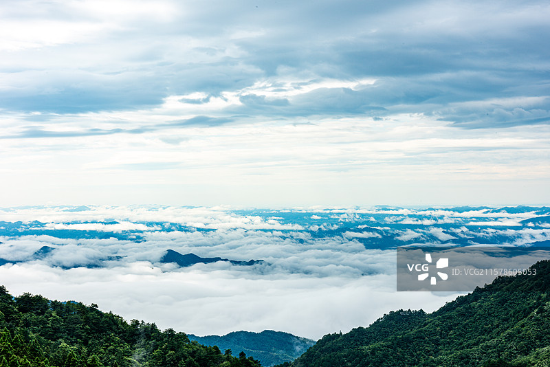 航拍视角拍摄湖北咸宁通县九宫山图片素材