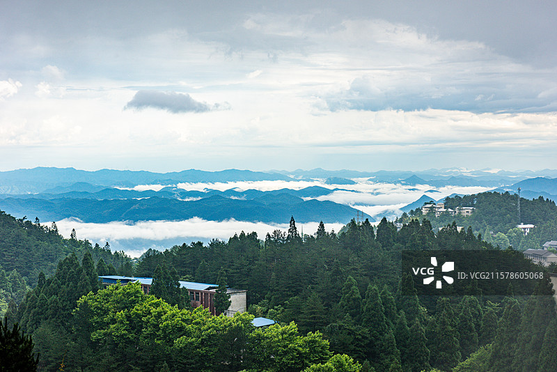 航拍视角拍摄湖北咸宁通县九宫山图片素材