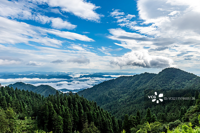 航拍视角拍摄湖北咸宁通县九宫山图片素材