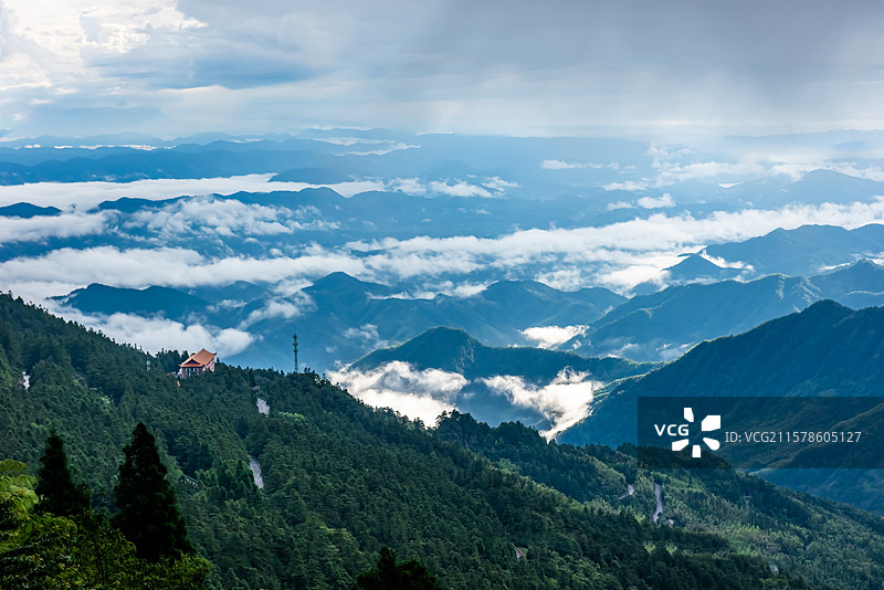 航拍视角拍摄湖北咸宁通县九宫山图片素材