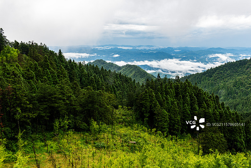 航拍视角拍摄湖北咸宁通县九宫山图片素材