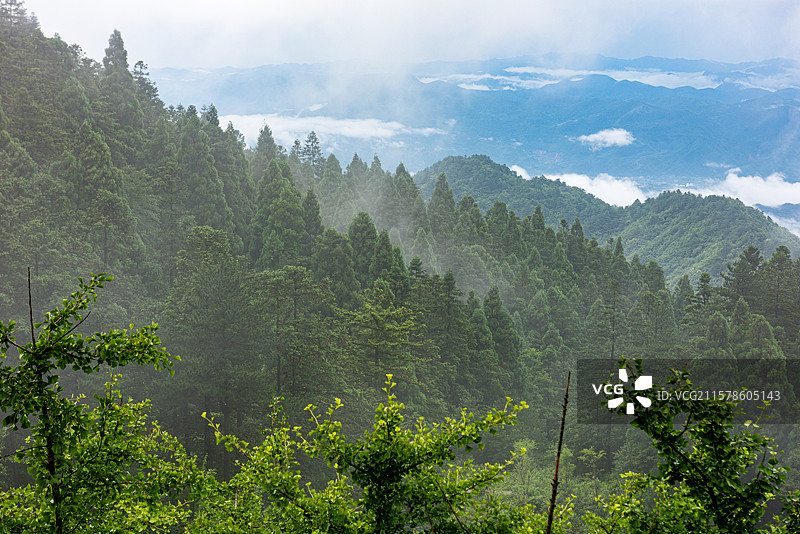航拍视角拍摄湖北咸宁通县九宫山图片素材