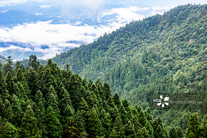 航拍视角拍摄湖北咸宁通县九宫山图片素材
